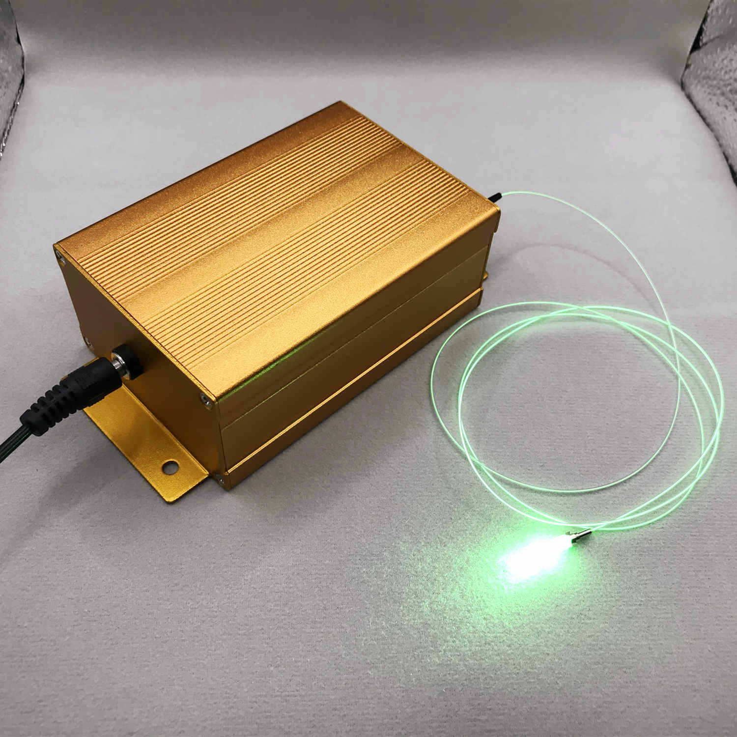 وحدة ليزر مقترنة بالألياف RGB 60 ميجا واط 12 فولت موصل FC للتحكم بالبلوتوث لألياف Corning Fibrance ألياف منتشرة للضوء